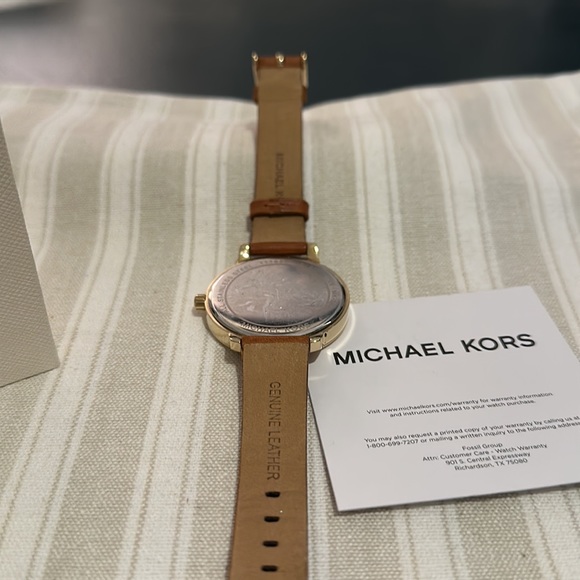 Authentic Michael Kors Women’s Watch, MK-2521 in Gold & Leather Strap Detail - Picture 10 of 16